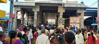 புத்தாண்டு: திருநள்ளாறு கோயிலில் ஆயிரக்கணக்கானோர் தரிசனம் 