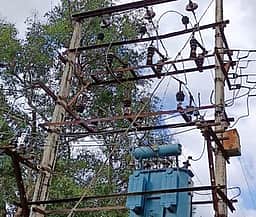 பனியன் துணிகளை ஏற்றி வந்த வேன் மின்மாற்றியில் மோதி விபத்து