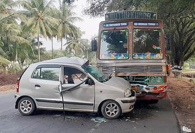 காங்கயம் அருகே கார் மீது லாரி மோதி விபத்து: ஒரே குடும்பத்தைச் சேர்ந்த 3 பேர் பேலி