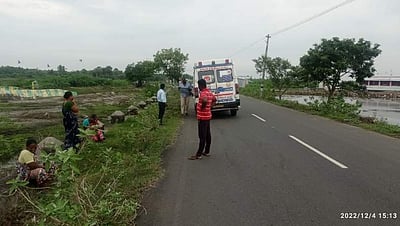சீர்காழி அருகே கர்ப்பிணியை அழைத்துச் சென்ற ஆம்புலன்ஸ் நடுரோட்டில் பழுதாகி நின்றதால் பரபரப்பு