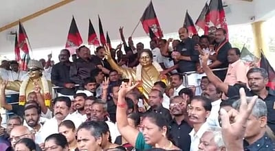 சேலம்: அதிமுக சார்பில் ஜெயலலிதாவின் சிலைக்கு மாலை அணிவித்து மரியாதை