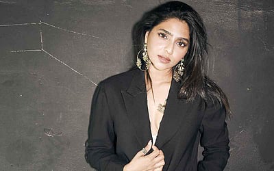 கருப்பு உடையில் மாஸ் காட்டும் ஐஸ்வர்யா லட்சுமி - புகைப்படங்கள்