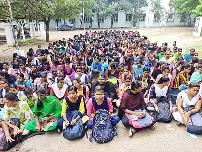 நாமக்கல்லில் கல்லூரி முதல்வரை கண்டித்து மாணவிகள் உள்ளிருப்புப் போராட்டம்