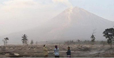 இந்தோனேசிய எரிமலை சீற்றம்: வீடுகள், பாலங்கள் நாசம் - புகைப்படங்கள்