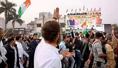 பிரதமா் மோடியை வாழ்த்தி முழக்கமிட்டவா்களுக்கு பறக்கும் முத்தம் அளித்த ராகுல்!