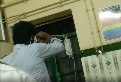 ஆம்பூர் அரசு மருத்துவமனையில் செக்யூரிட்டி சிகிச்சை பார்க்கும் அவல நிலை: வைரலாகும் விடியோ!