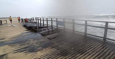 மாண்டஸ் புயல்: மெரீனாவில் மாற்றுத்திறனாளிகள் பாதை சேதம்!