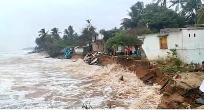 புதுச்சேரியில் கடல் சீற்றம்: கரையோரத்தில் வீடுகள் இடிந்து விழுவதால் பரபரப்பு!