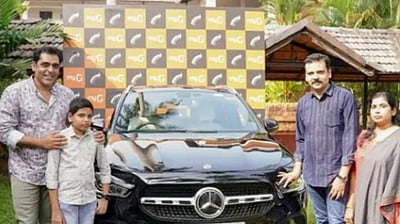 கேரளம்: ஊழியருக்கு பென்ஸ் காரை பரிசாக வழங்கிய தொழிலதிபர்