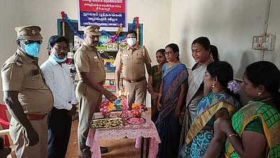 சீா்காழி பள்ளியில் காவல்துறை சாா்பில் நூலகம் திறப்பு