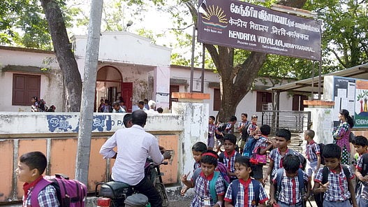 நிலம் ஒதுக்குவதில் புதுவை அரசு மெத்தனம்: 12 ஆண்டுகளாக தற்காலிக இடத்தில் இயங்கி வரும் கேந்திரிய வித்யாலய பள்ளி