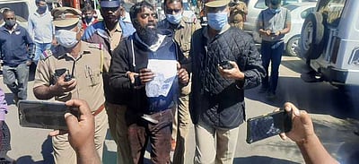 கோத்தகிரி சுயேச்சை வேட்பாளா் தீக்குளித்து தற்கொலைக்கு முயற்சி