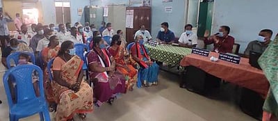 போளூரில் வாக்குப்பதிவு இயந்திரங்களின் எண் அறிவிப்பு