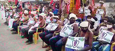 விசைத்தறியாளா்கள் கூலி உயா்வு பிரச்னை: தொழிற்சங்கத்தினா் போராட்டம்