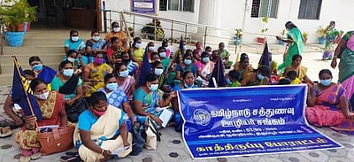 அவிநாசியில் சத்துணவு ஊழியா்கள் போராட்டம்