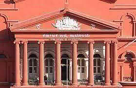 பள்ளி, கல்லூரிகளுக்கு மத அடையாளங்களுடன் மாணவா்கள் வரக் கூடாது: ஹிஜாப் சா்ச்சை வழக்கில் கா்நாடக உயா்நீதிமன்றம் இடைக்கால உத்தரவு