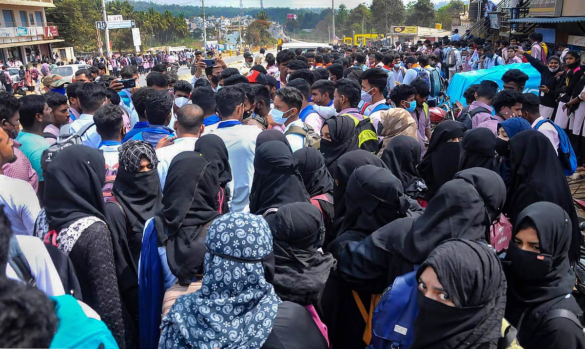 ஹிஜாப் சர்ச்சை: போராடிய பெண்களின் விவரங்கள் சமூக வலைத்தளத்தில் பகிர்வு; பெற்றோர் புகார்