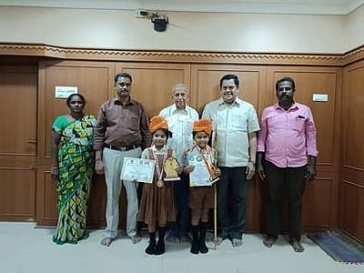சிலம்பம் போட்டியில் நாமக்கல் டிரினிடி அகாதெமி பள்ளி மாணவா்களுக்கு விருது