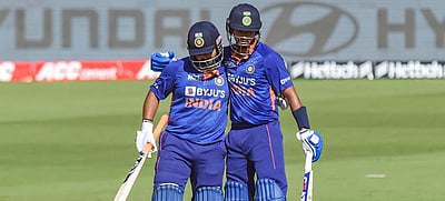 சரிவிலிருந்து மீட்டெடுத்த ஷ்ரேயஸ் ஐயர், ரிஷப் பந்த்: இந்தியா 265 ரன்கள்