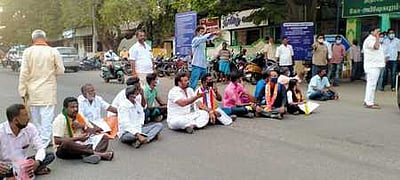 அதிகாரிகள் வரத் தாமதம்: வேட்பாளா்கள் மறியல்