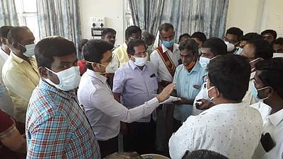 மாநகராட்சி ஆணையரை முற்றுகையிட்ட பொதுமக்கள்