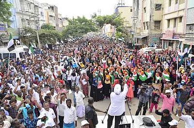கா்நாடக மாநில பாஜக அரசை கலைக்க வேண்டும்: தவ்ஹீத் ஜமாத் ஆா்ப்பாட்டத்தில் வலியுறுத்தல்