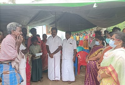 உயிரிழந்த மாணவா் குடும்பத்தினரிடம் ரூ. 3 லட்சம் நிவாரண நிதி அளிப்பு