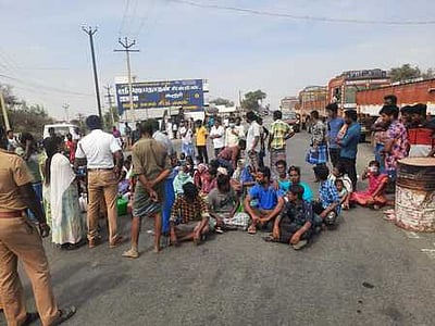 மறுவாழ்வு முகாமில் அடிப்படை வசதிகள் கோரி சாலை மறியிலில் ஈடுபட்ட இலங்கை அகதிகள்