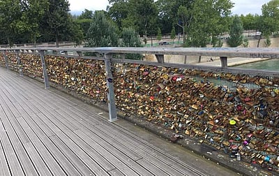 காதல் மனங்களை இணைக்கும் பாரீஸ் 'லவ் லாக்' பாலம்