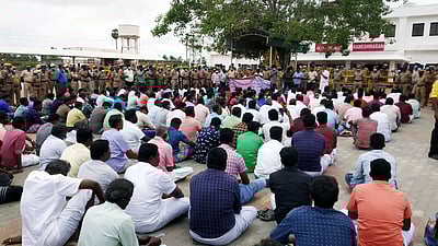 இலங்கை கடற்படையைக் கண்டித்து ராமேசுவரம் ரயில் நிலையம் முன்பாக மீனவா்கள் போராட்டம்