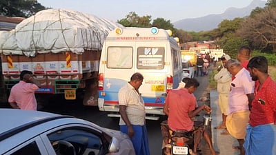 திம்பம் மலைப் பாதையில் போக்குவரத்து நெரிசலில் சிக்கிய ஆம்புலன்ஸ்