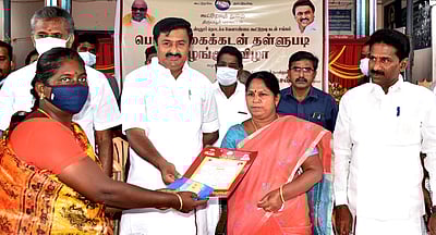 பயனாளிகளுக்கு நகை கடன் தள்ளுபடி சான்றிதழ்