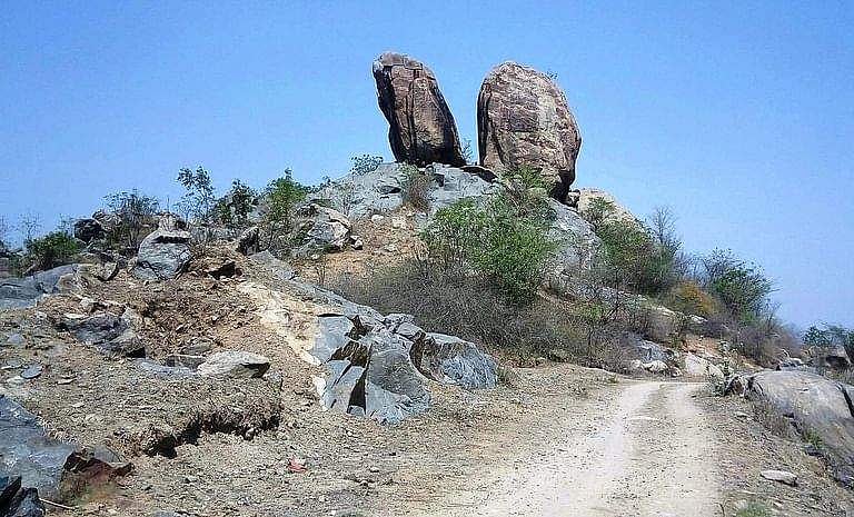 காதல் சின்னமாகத் திகழும் ராஜா - ராணி பாறை!