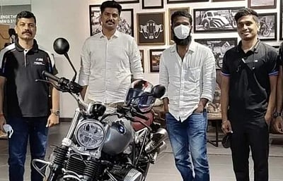 உலகில் மிக பிரபல பைக்கை வாங்கிய இயக்குநர் வெற்றிமாறன் - விலை இவ்வளவா?