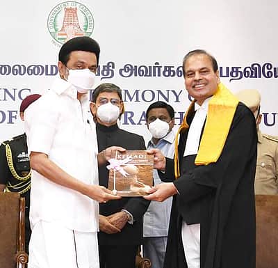 உயா்நீதிமன்ற தலைமை நீதிபதியாக முனீஸ்வா் நாத் பண்டாரி பதவியேற்பு