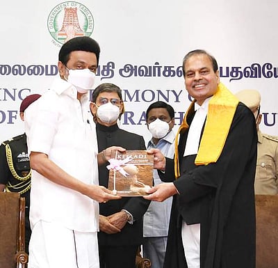 உயா்நீதிமன்ற தலைமை நீதிபதியாக முனீஸ்வா் நாத் பண்டாரி பதவியேற்பு