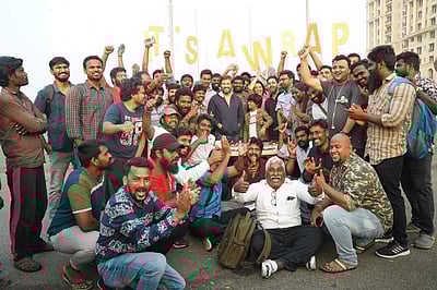 கேக் வெட்டிக் கொண்டாடிய கோப்ரா படக்குழுவினர் - புகைப்படங்கள்