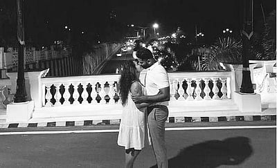 சாலையின் நடுவே மனைவிக்கு முத்தமிட்ட நடிகர்: வைரலாகும் புகைப்படம்