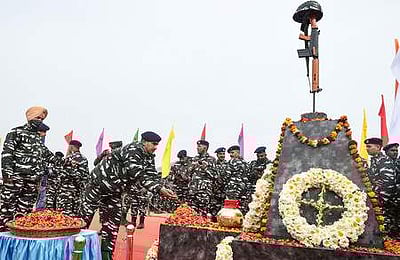 புல்வாமா தாக்குதலின் 3-ஆம் ஆண்டு நினைவு தினம்:பிரதமா் அஞ்சலி