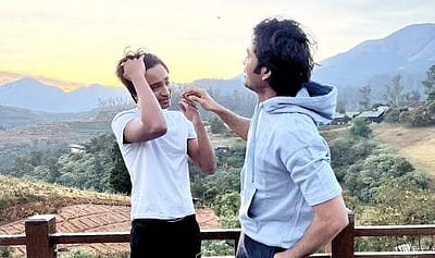 மகனுடன் இருக்கும் புகைப்படத்தை பகிர்ந்த தனுஷ்: எங்கேயோ பார்த்த மாதிரி இருக்கா ?