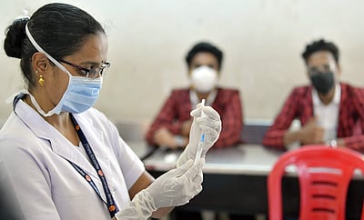 கரோனா தடுப்பூசி மனநலனையும் மேம்படுத்துகிறதா? - ஆய்வு சொல்வது என்ன?