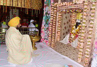 ரவிதாஸ் ஜெயந்தி: வாராணசி கோயிலில் பஞ்சாப் முதல்வர் வழிபாடு