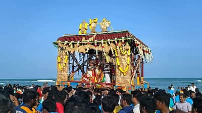 மாசி மகம்: திருக்கண்ணபுரம் ஸ்ரீ சௌரிராஜ பெருமாள் உள்ளிட்ட பெருமாள்கள் கடலில் தீர்த்தவாரி 