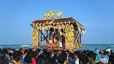 மாசி மகம்: திருக்கண்ணபுரம் ஸ்ரீ சௌரிராஜ பெருமாள் உள்ளிட்ட பெருமாள்கள் கடலில் தீர்த்தவாரி 