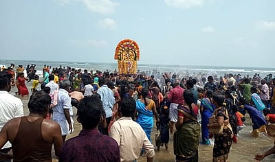 மாசிமகம் : மண்டபத்தூா் கடற்கரையில் 12 சுவாமிகள் தீா்த்தவாரி