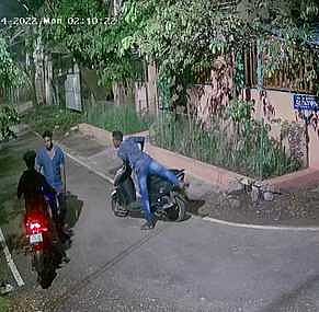 நள்ளிரவில் வீடுகளில் நோட்டமிட்ட மா்மகும்பல்