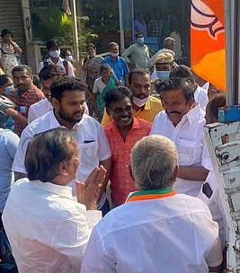 பிரசாரத்தில் சந்தித்துக் கொண்ட எதிா் துருவங்கள்!