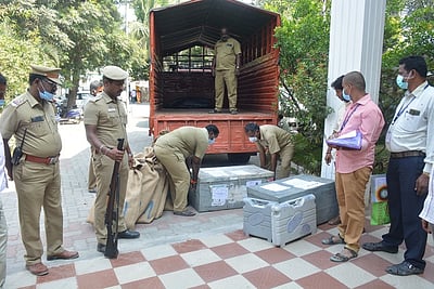 வாக்குச் சாவடிகளுக்கு வாக்குப்பதிவு இயந்திரங்கள் அனுப்பி வைப்பு