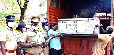 சங்ககிரியில் தோ்தலுக்கான வாக்குப்பதிவு இயந்திரங்கள் போலீஸ் பாதுகாப்புடன் அனுப்பி வைப்பு