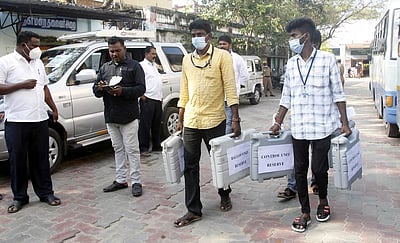 அலுவலா்கள் திடீா் விடுப்பு: வாக்குச் சாவடிகளுக்கு இயந்திரங்கள் அனுப்புவதில் தாமதம்!